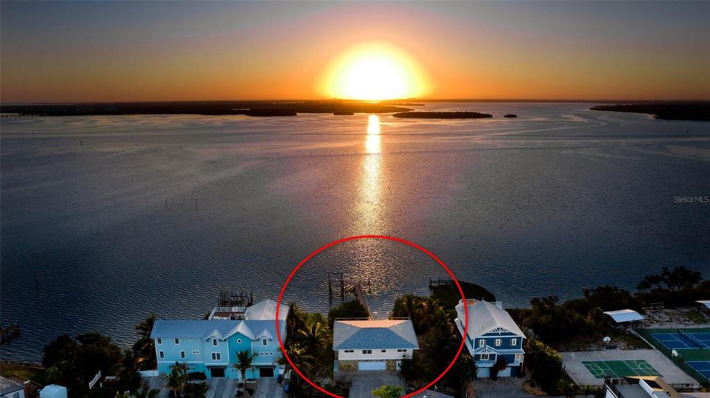 CONFIRMED POTENTIAL FOR TWO BUILDABLE WATERFRONT LOTS - This rare offe – image 2