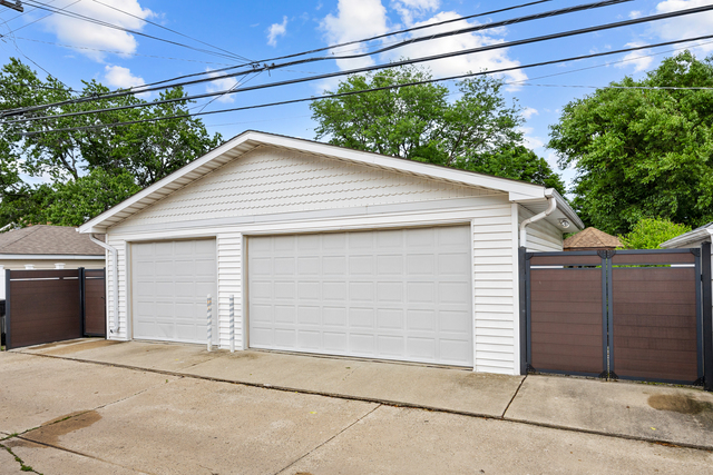 Meticulously maintained and thoughtfully updated, this charming Chicag – image 9