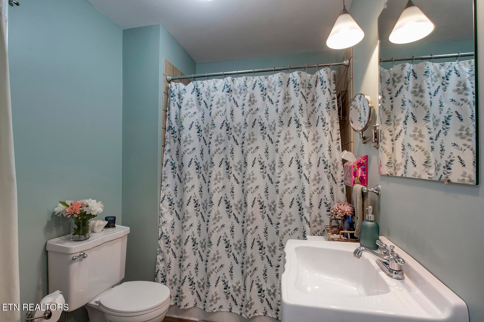 Are you looking for an adorable home with character, comfort, and styl – image 44