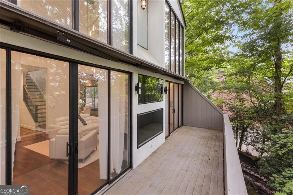 Gracious proportions and well-defined living spaces offer the perfect – image 55