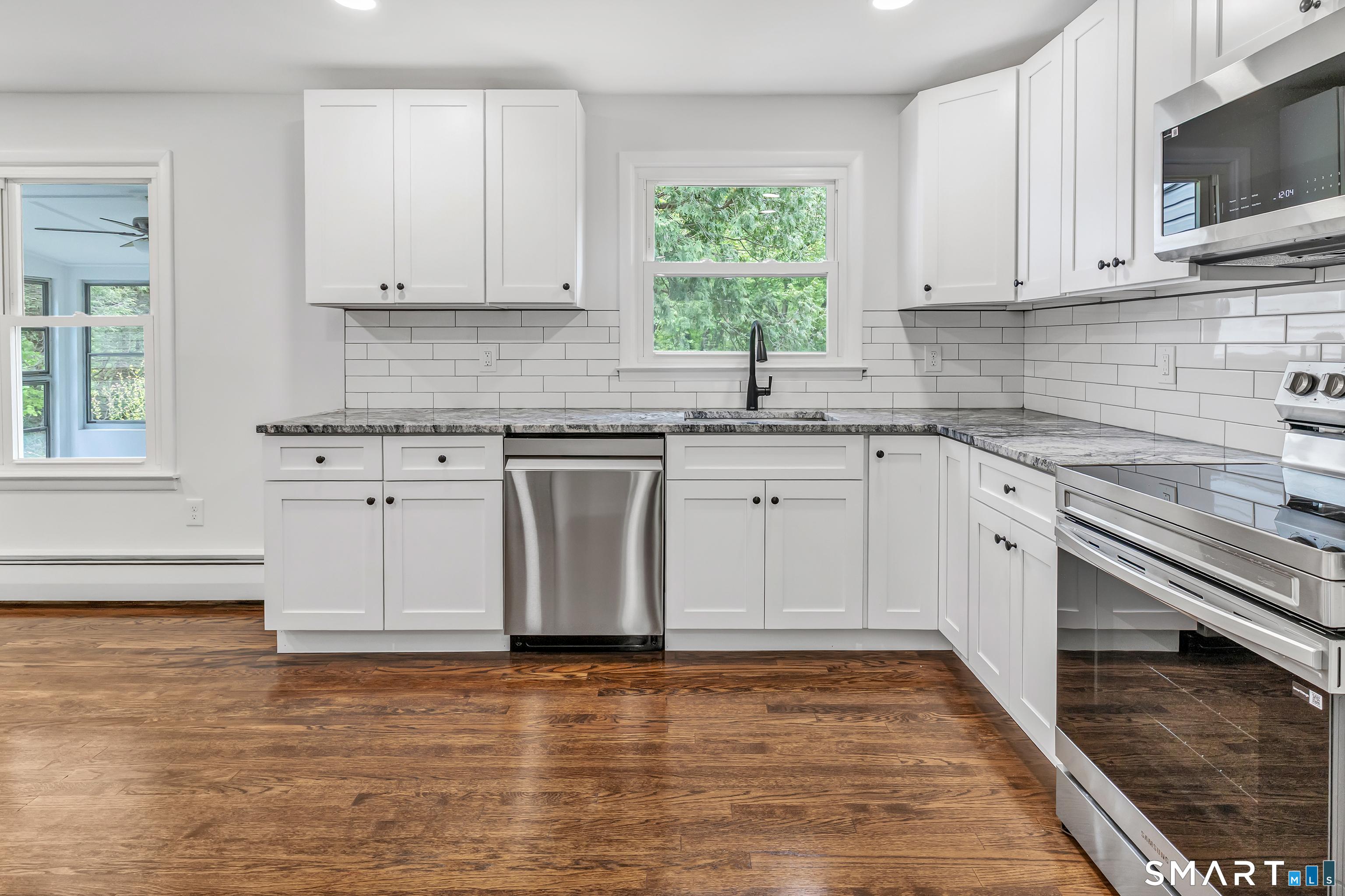 Welcome to 7 Longview Road, located in the desirable Sandy Hook sectio – image 13