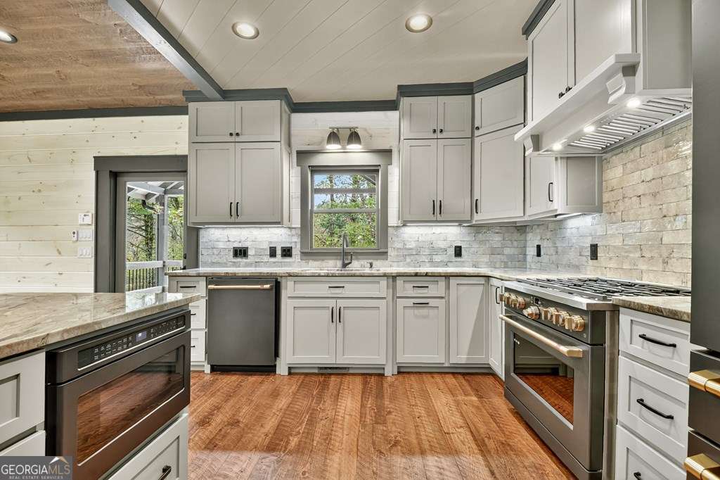 Welcome to your Private RIVERFRONT DREAM HOME on the shimmering shores – image 7