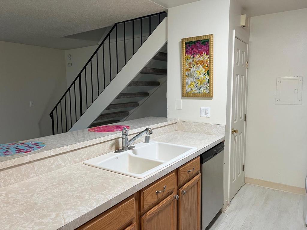 Who Wouldnt Want to live in desirable Capitola Knolls Community! Nestl – image 9