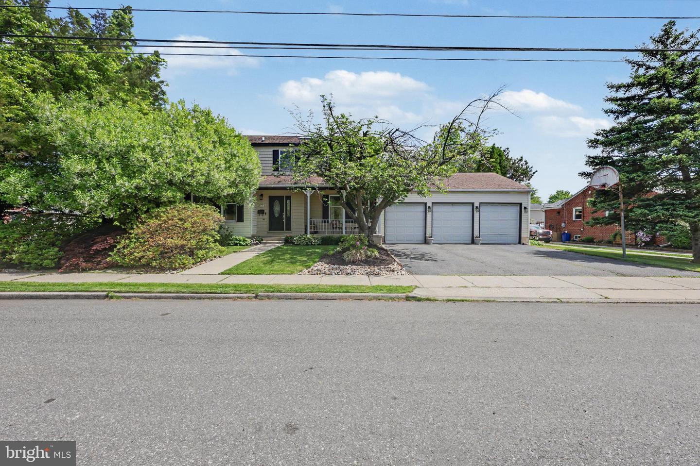 Located in the Ridley school district, dont wait to see this spacious, – image 1