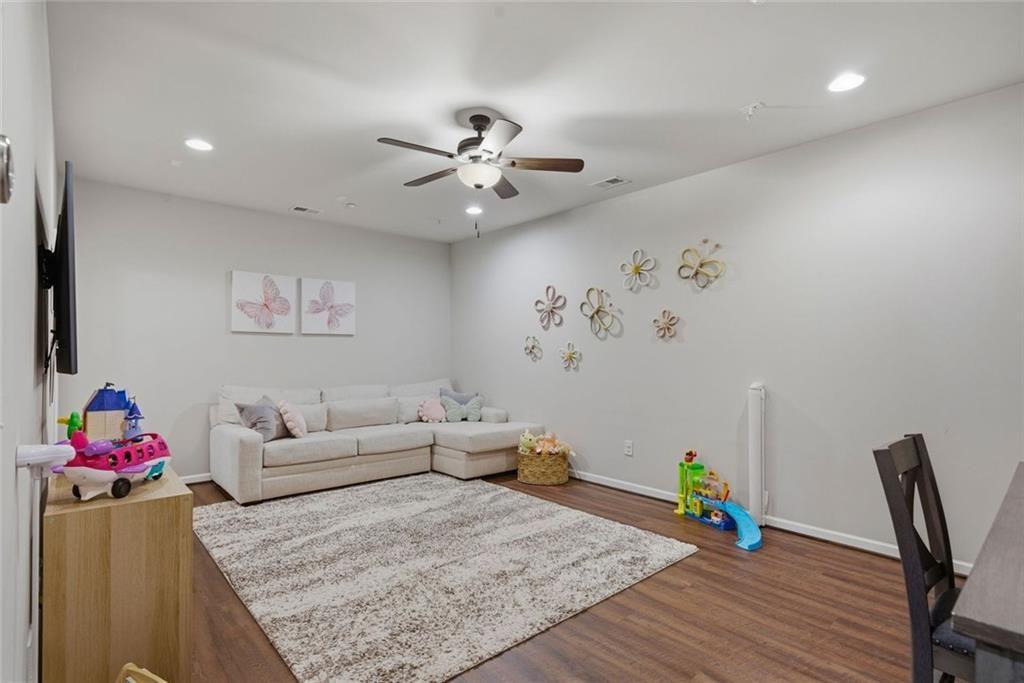This beautifully maintained townhome in Sandy Springs offers an except – image 31