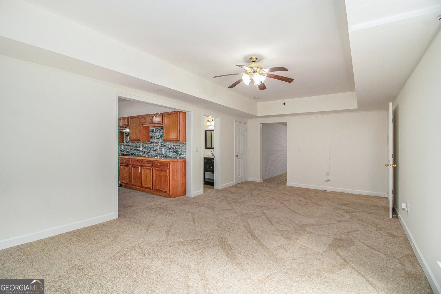 Fully finished basement with refined lakefront living in this beautifu – image 49
