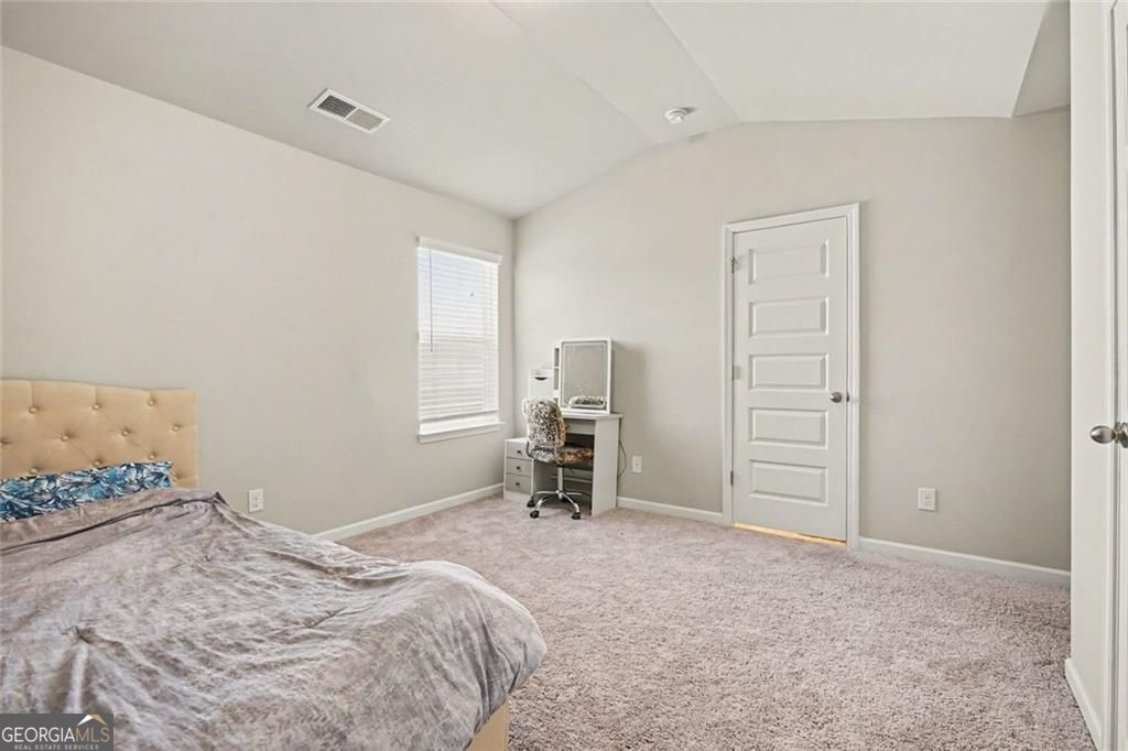 Beautiful home in the sought after Calcutta community! This spacious R – image 22