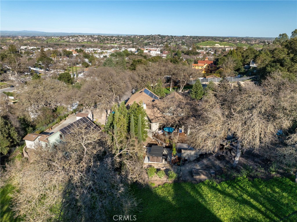 Located on the desirable West Side of Paso Robles, this custom-built 2 – image 60