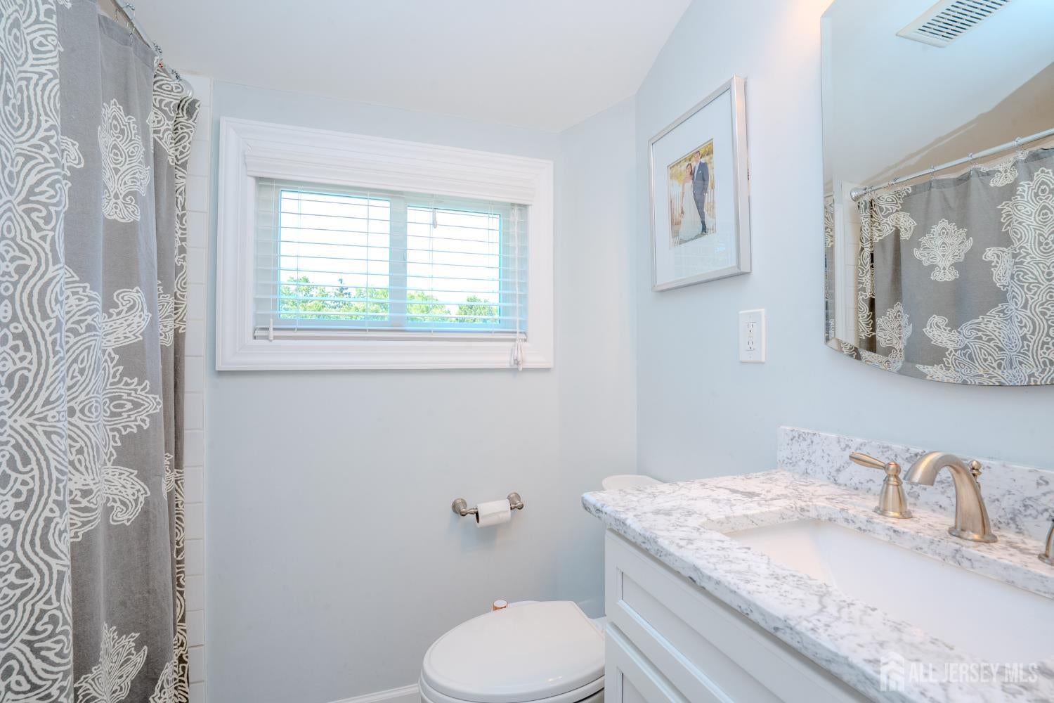 This lovely Cape Cod-style home is located in the highly desirable Far – image 23