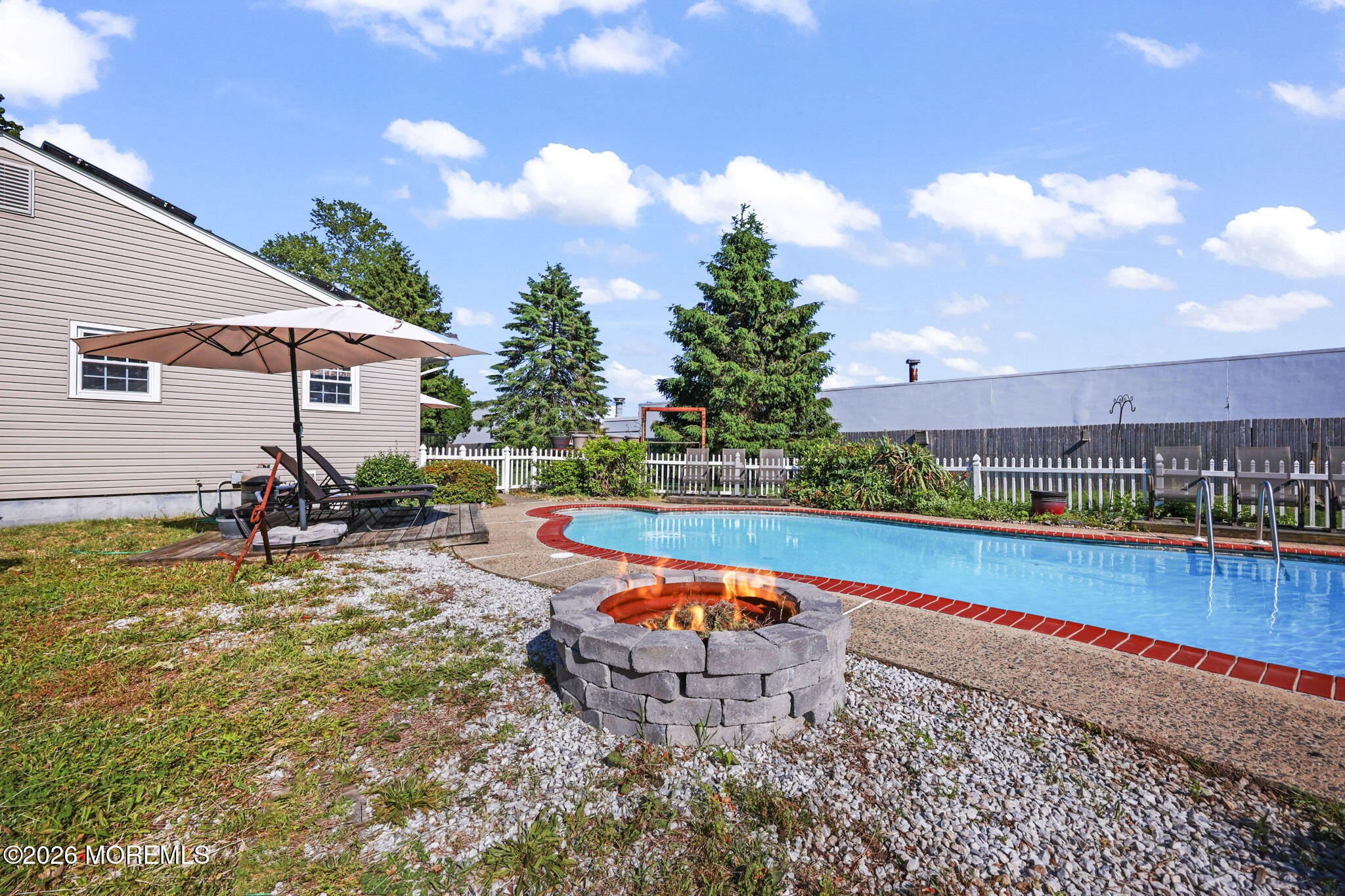 Opportunity awaits,this spacious ranch-style home offers 3 bedrooms, 1 – image 27