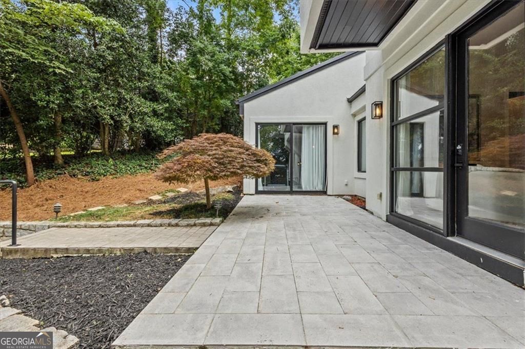 Gracious proportions and well-defined living spaces offer the perfect – image 62