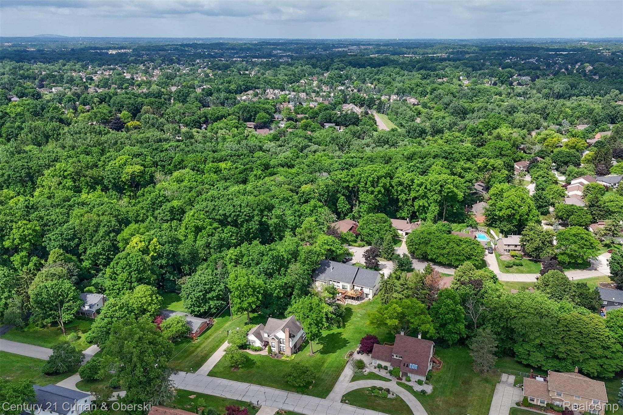 Welcome to 30999 Sudbury Street in Farmington Hills. This beautifully – image 77