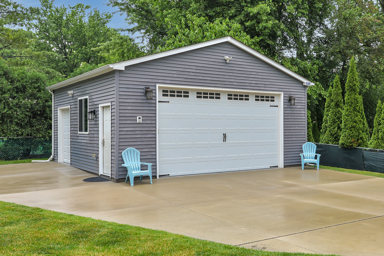 Beautifully updated and highlighted by an exceptional 25x24 detached h – image 25