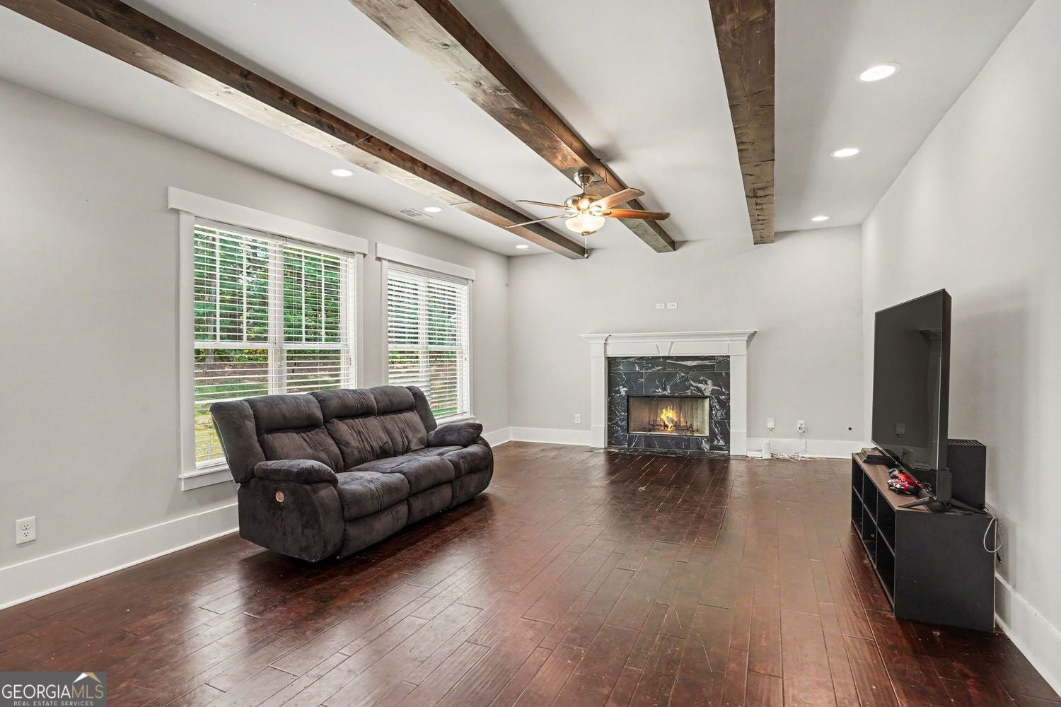 Welcome Home! Beautiful Country Home just waiting for you! Charming fl – image 3