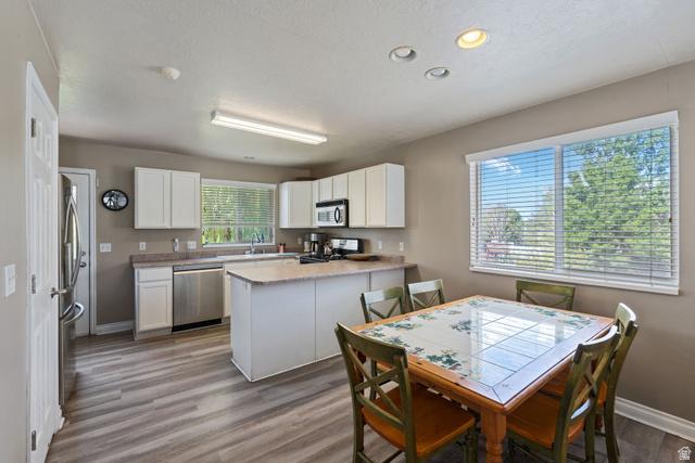 Welcome to 595 Banbury Circle, a well-maintained split-level home loca – image 4