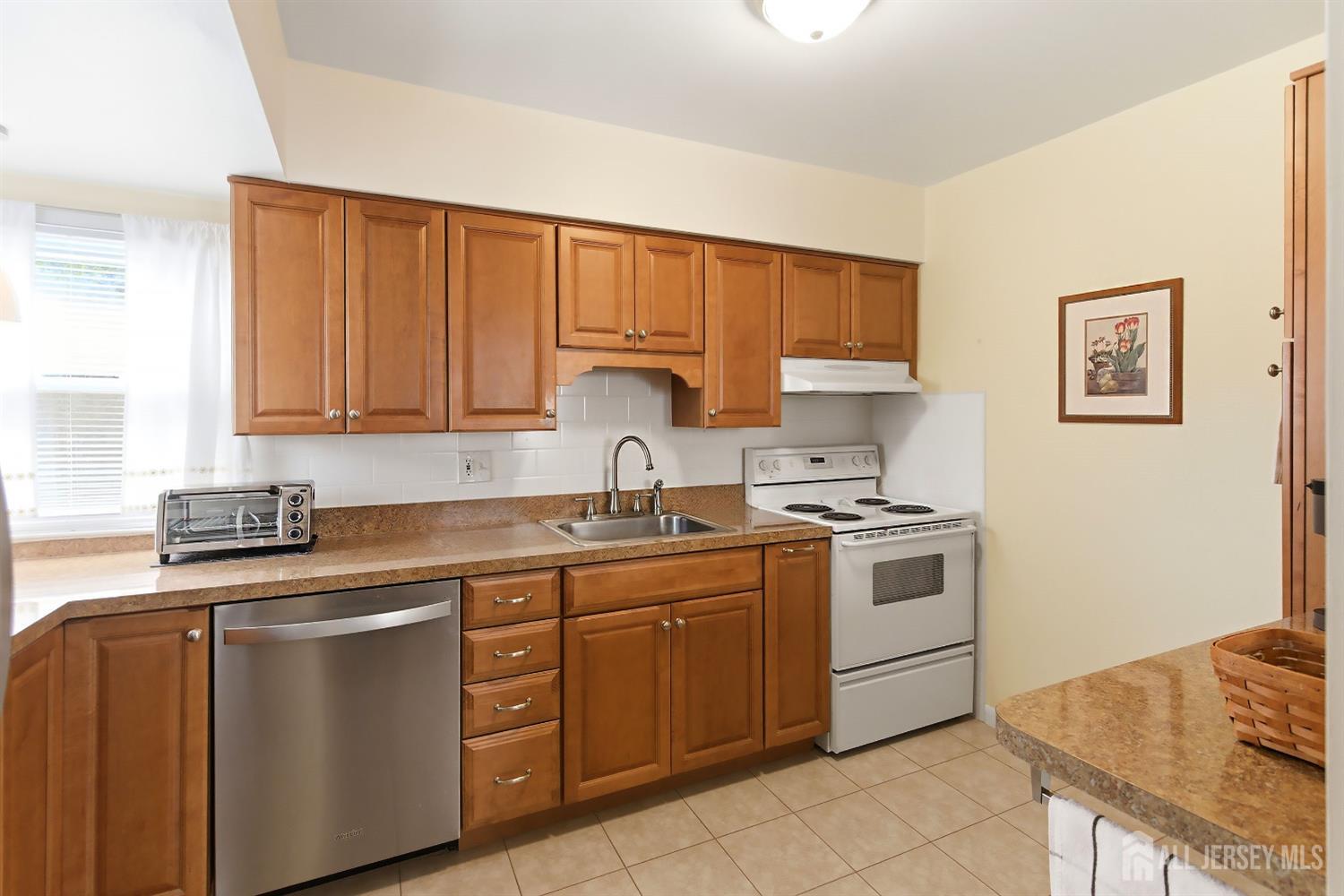 Pride of ownership shines throughout this exceptionally well-kept 3-be – image 5