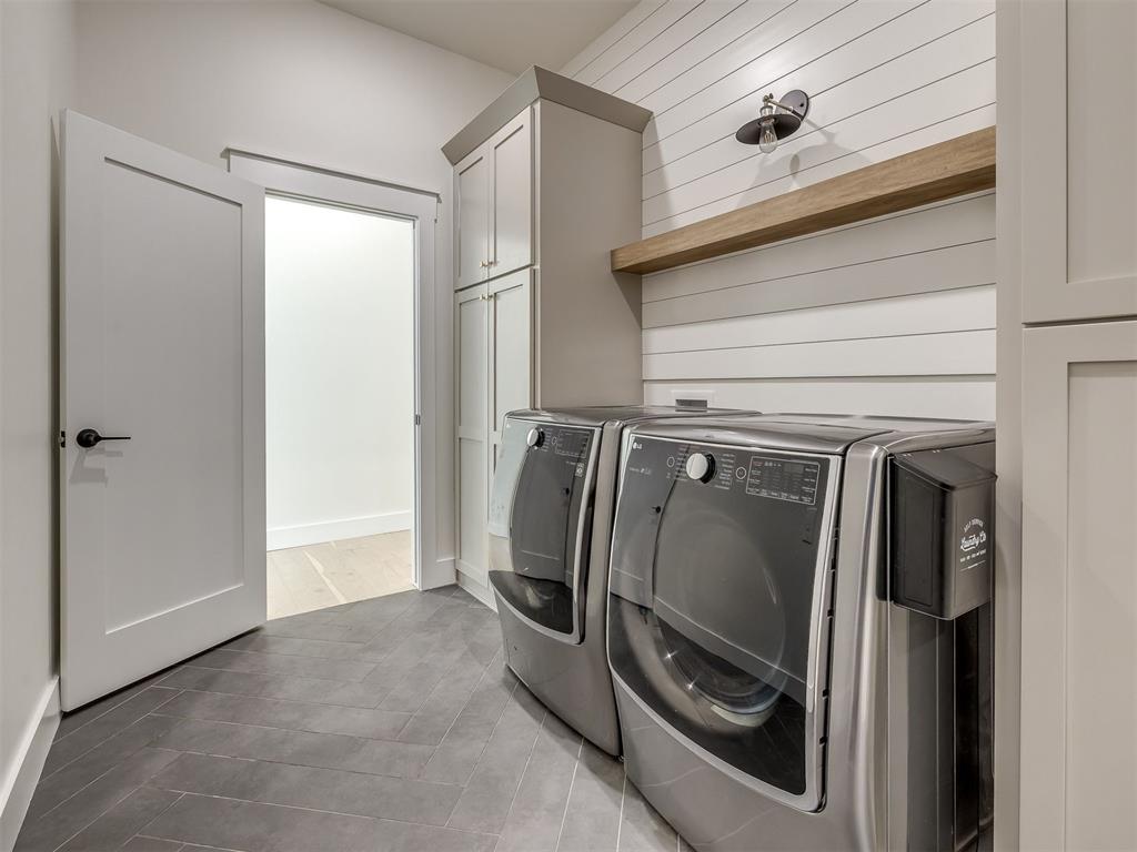 Amid the wooded charm of Arcadia, 12925 Broken Arrow offers a perfect – image 23