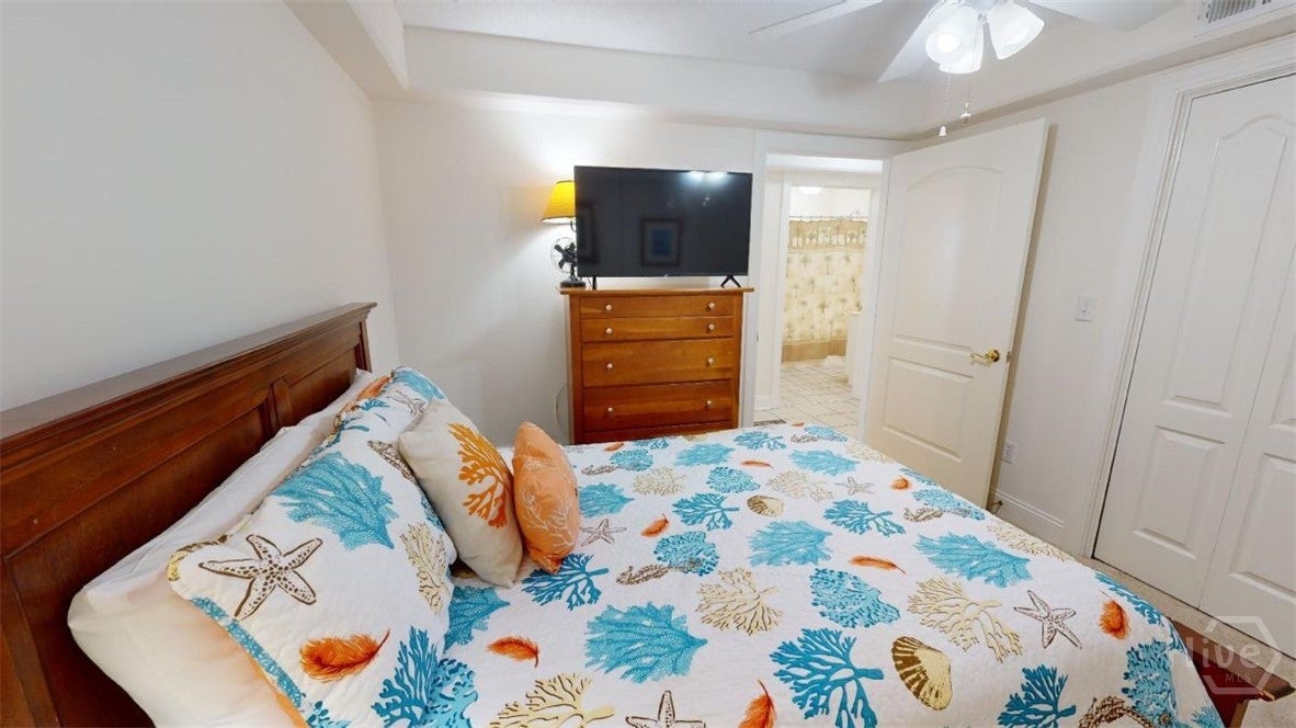 OCEAN FRONT condo - 3rd Floor - What an amazing view. Located on the t – image 12