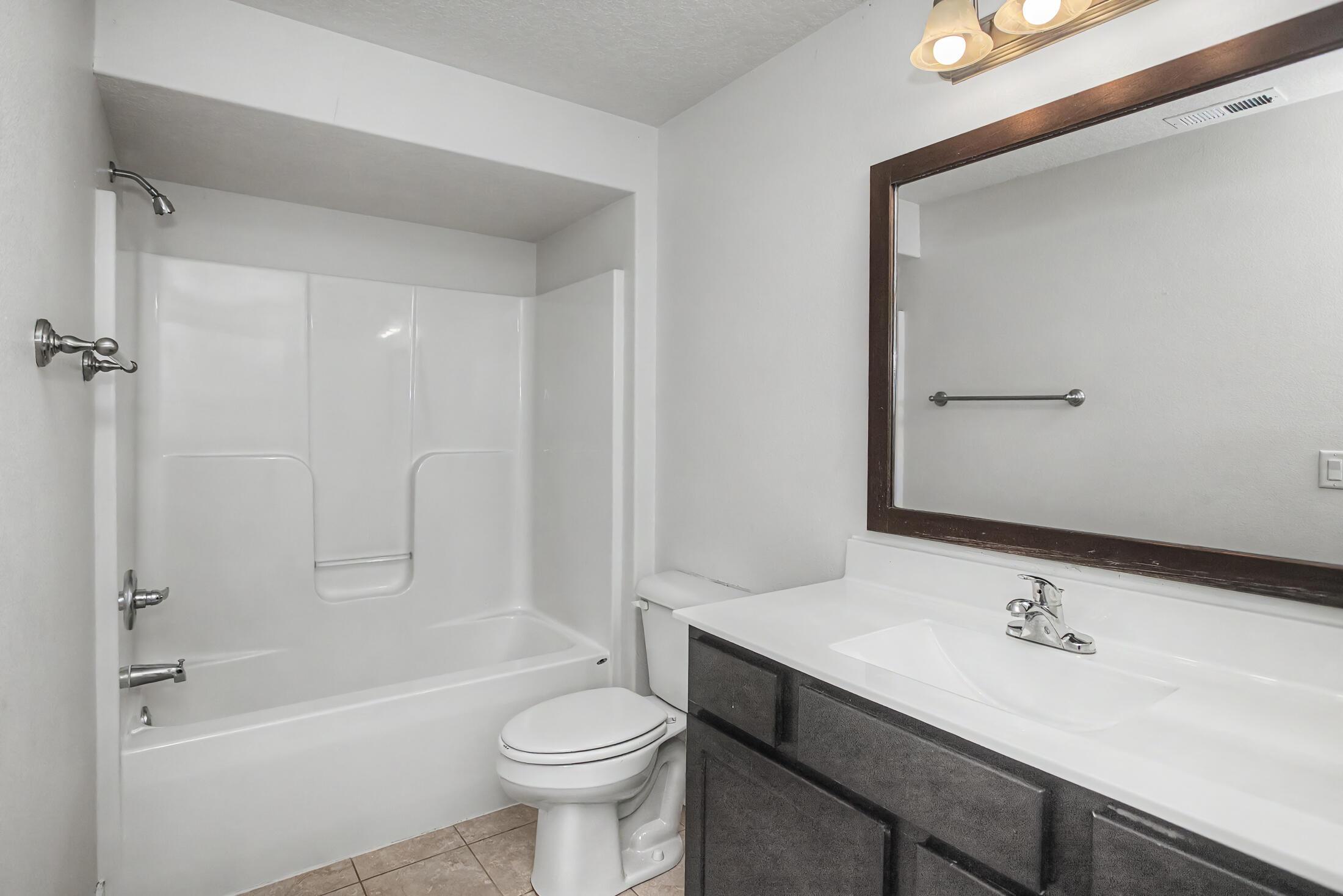 Beautifully crafted 1-story walk-out home in the highly desirable Sout – image 32