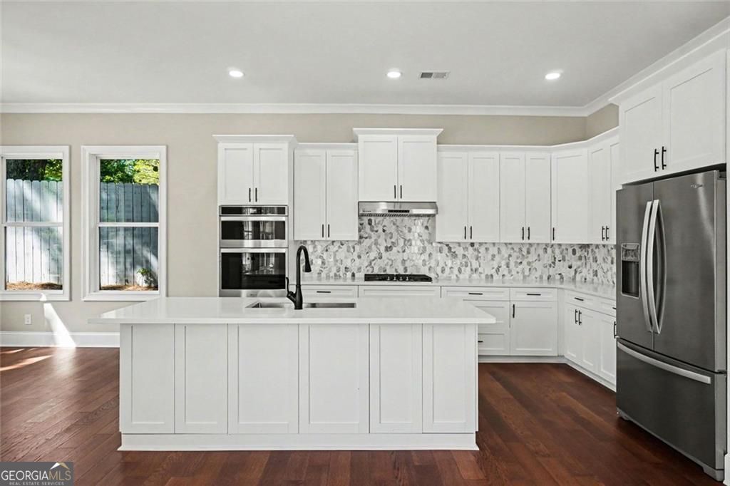Welcome to this beautifully designed two-story home conveniently locat – image 7