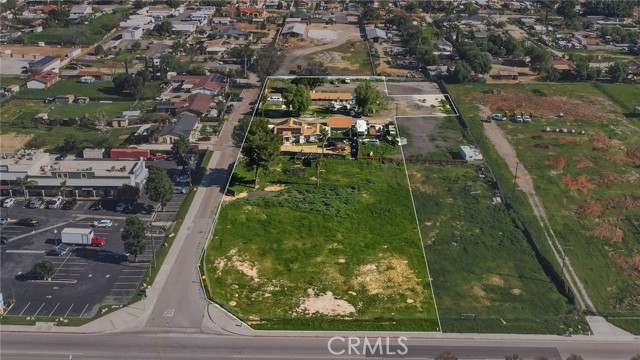 Exceptional mixed-use / commercial opportunity on an expansive approxi – image 2