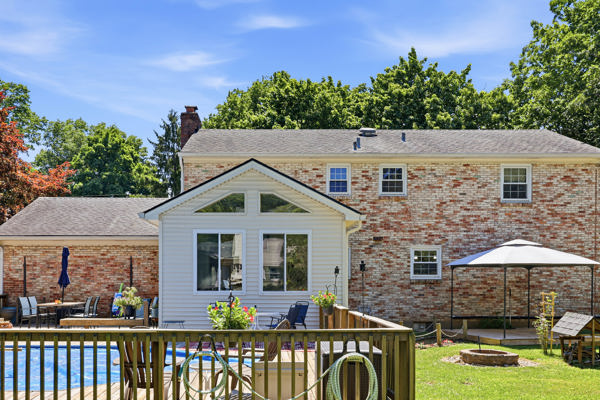 Welcome to this beautiful home that’s gleaming with pride and perfecti – image 71