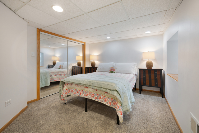 Meticulously maintained and thoughtfully updated, this charming Chicag – image 30