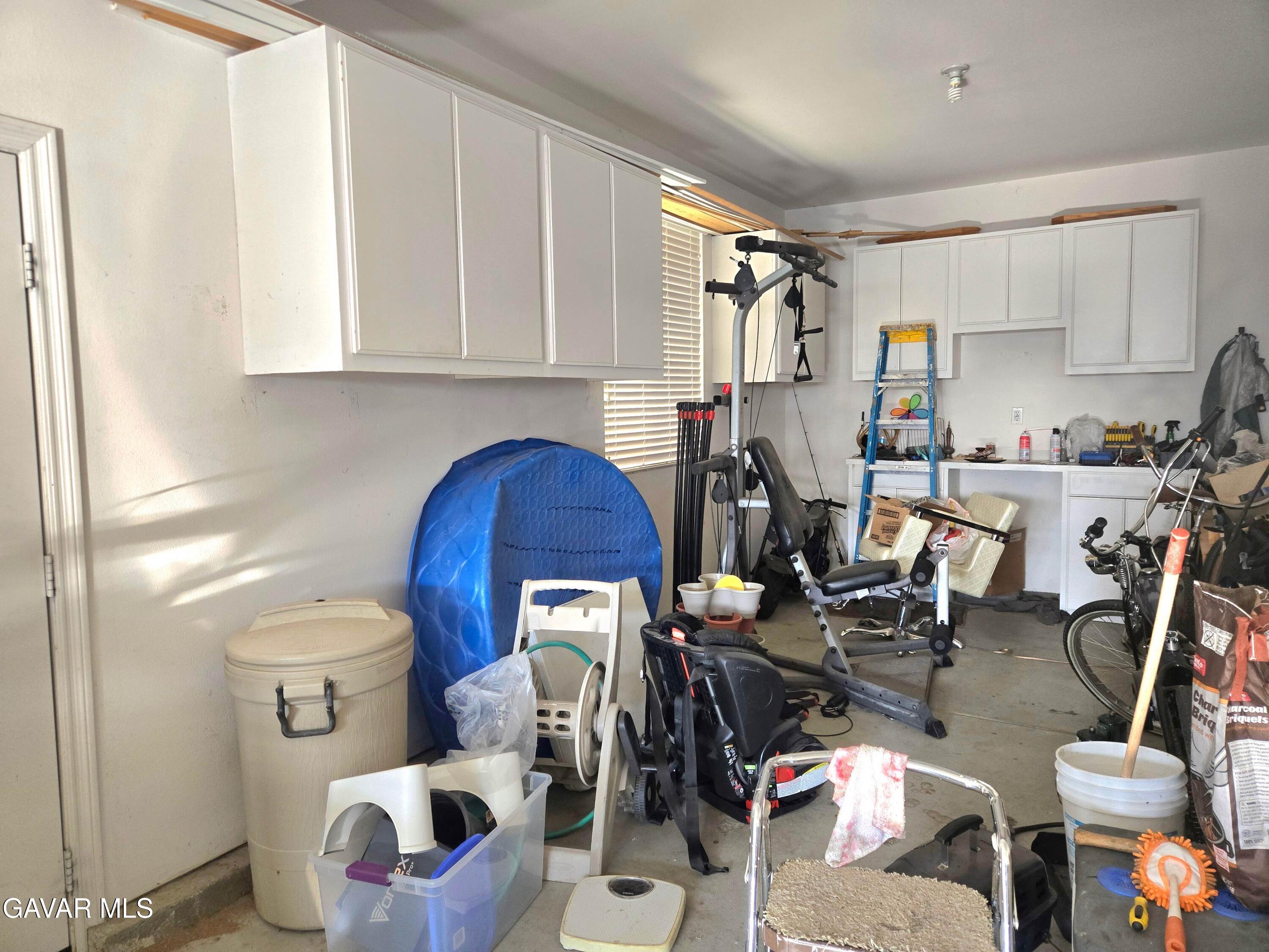 Stunning 5-bedroom, 4-bathroom, 2-story single-family home in the high – image 47