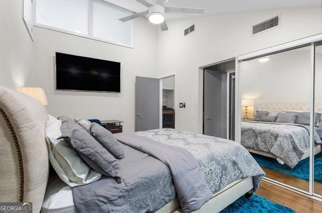 Gracious proportions and well-defined living spaces offer the perfect – image 39
