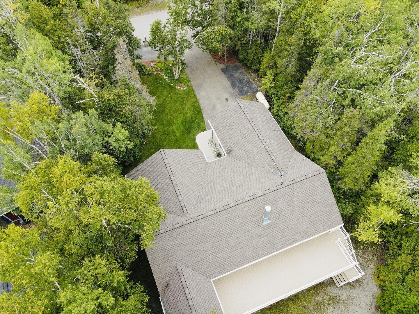 This one-owner ranch home on Lake Huron offers a perfect blend of comf – image 45