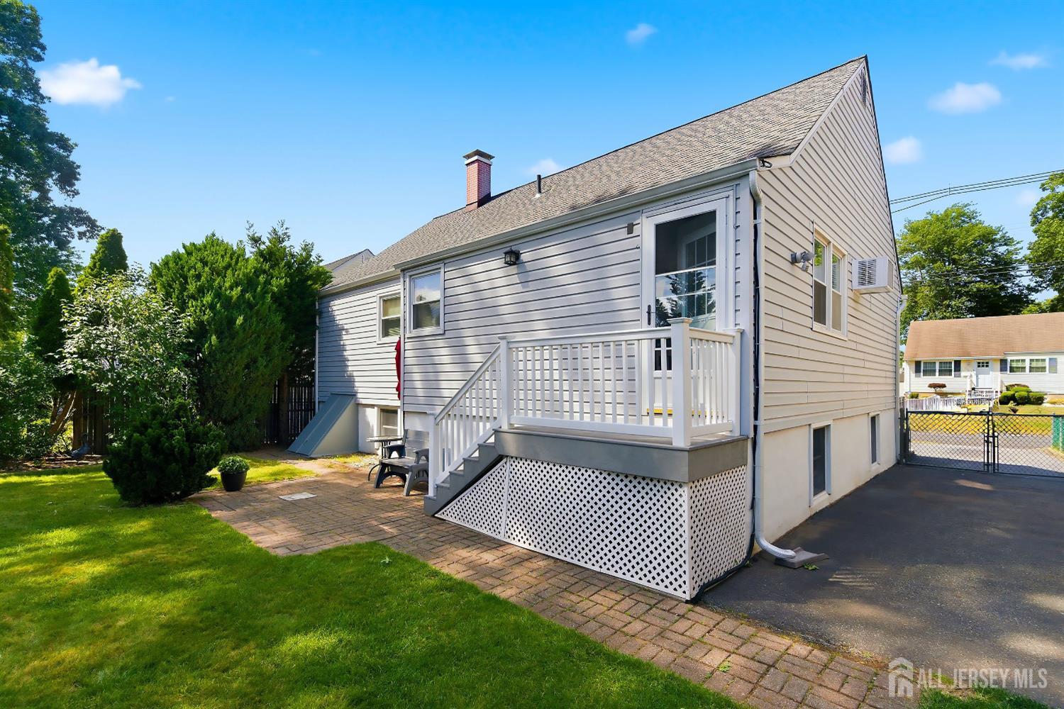 Pride of ownership shines throughout this exceptionally well-kept 3-be – image 20