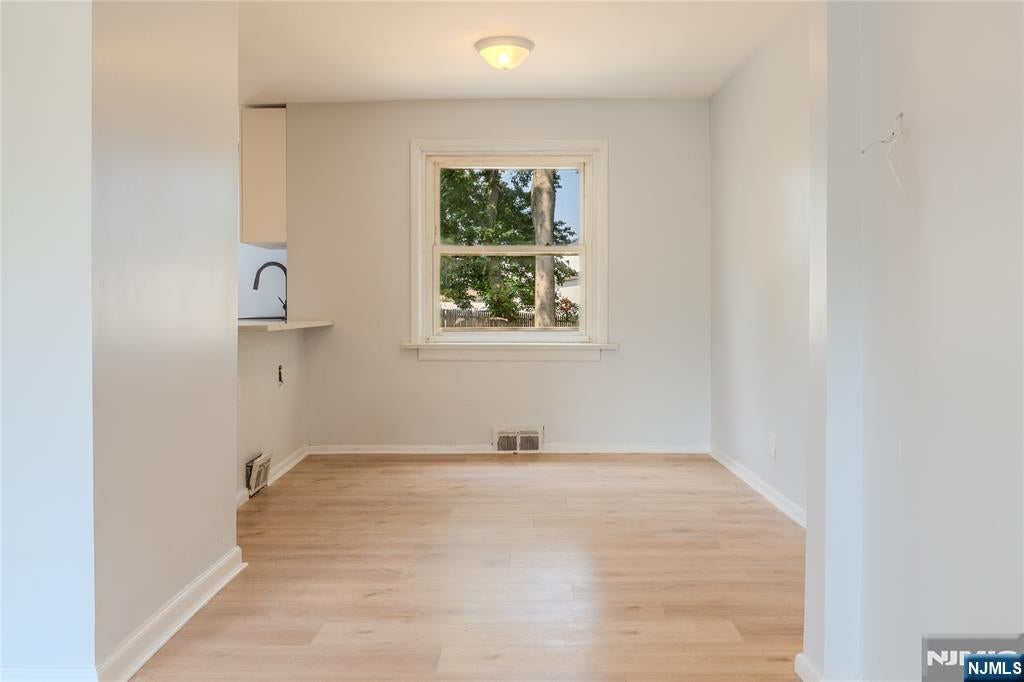 Welcome to 25 Lakeview Drive in Emerson! This beautifully renovated 3- – image 21