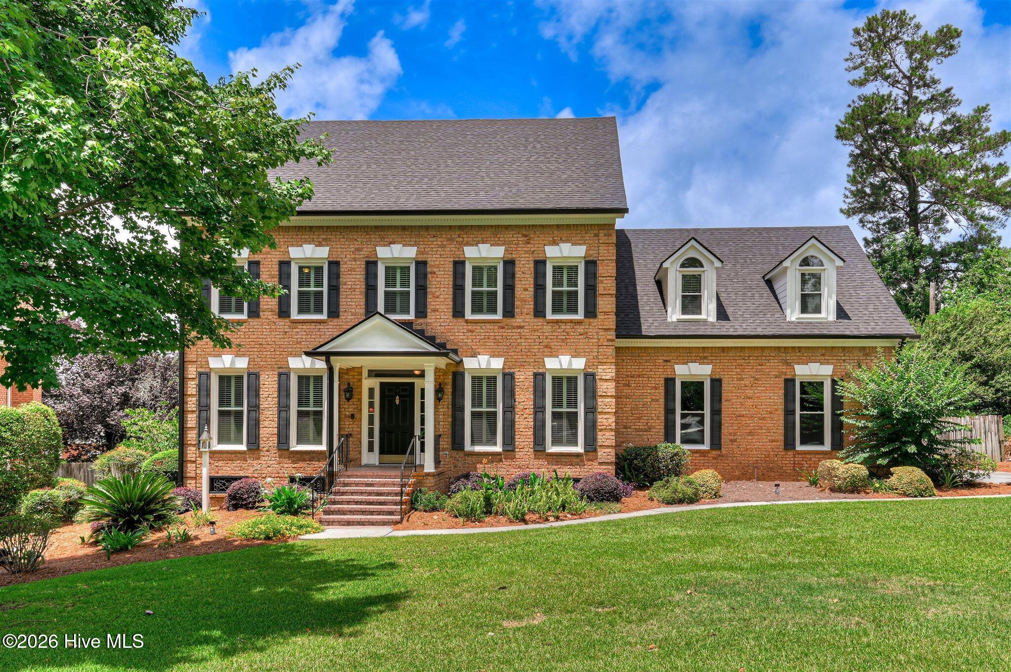 Welcome to this stunning brick home nestled on a quiet cul-de-sac in t – image 1