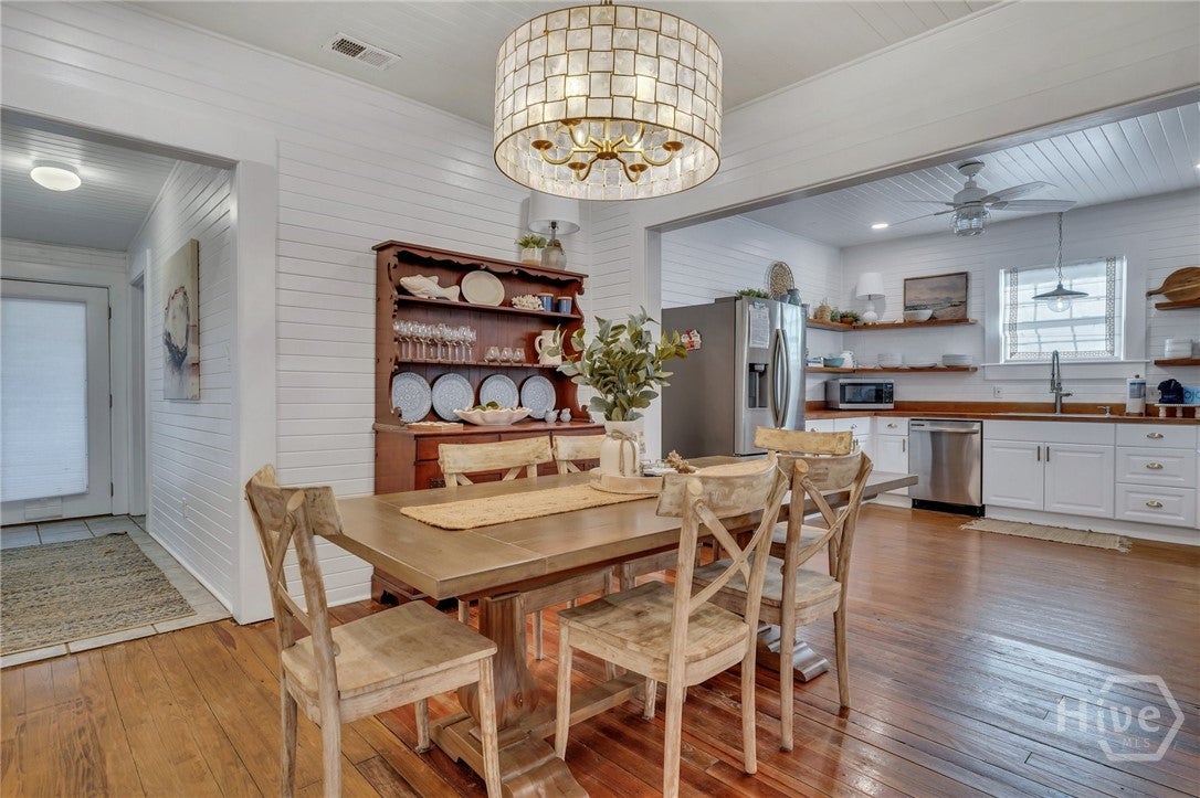 Charming raised, restored cottage in the heart of Tybee -a perfect ble – image 9