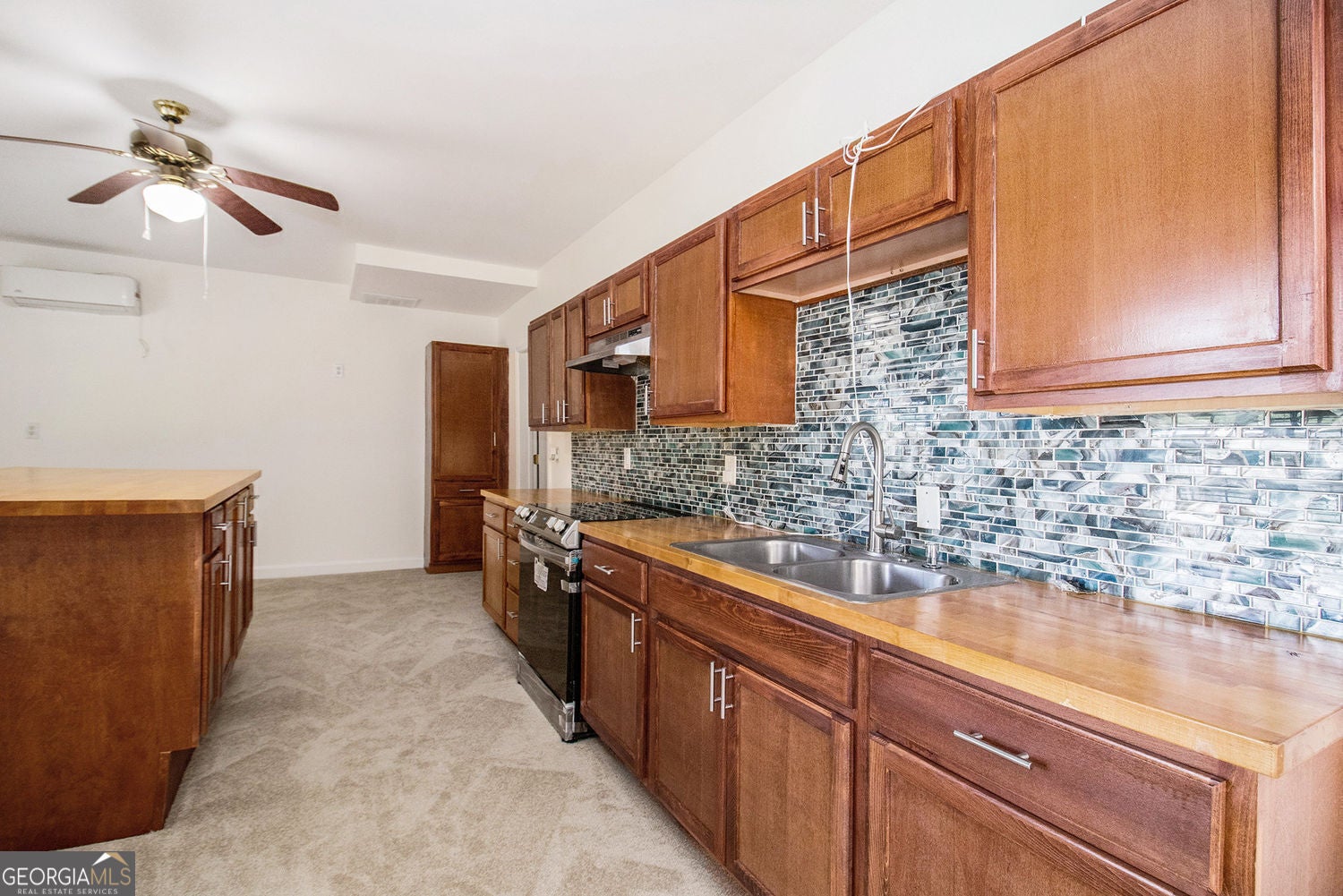 Fully finished basement with refined lakefront living in this beautifu – image 52