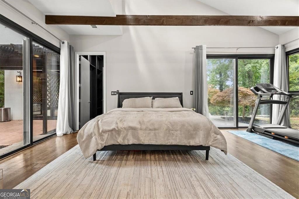 Gracious proportions and well-defined living spaces offer the perfect – image 23