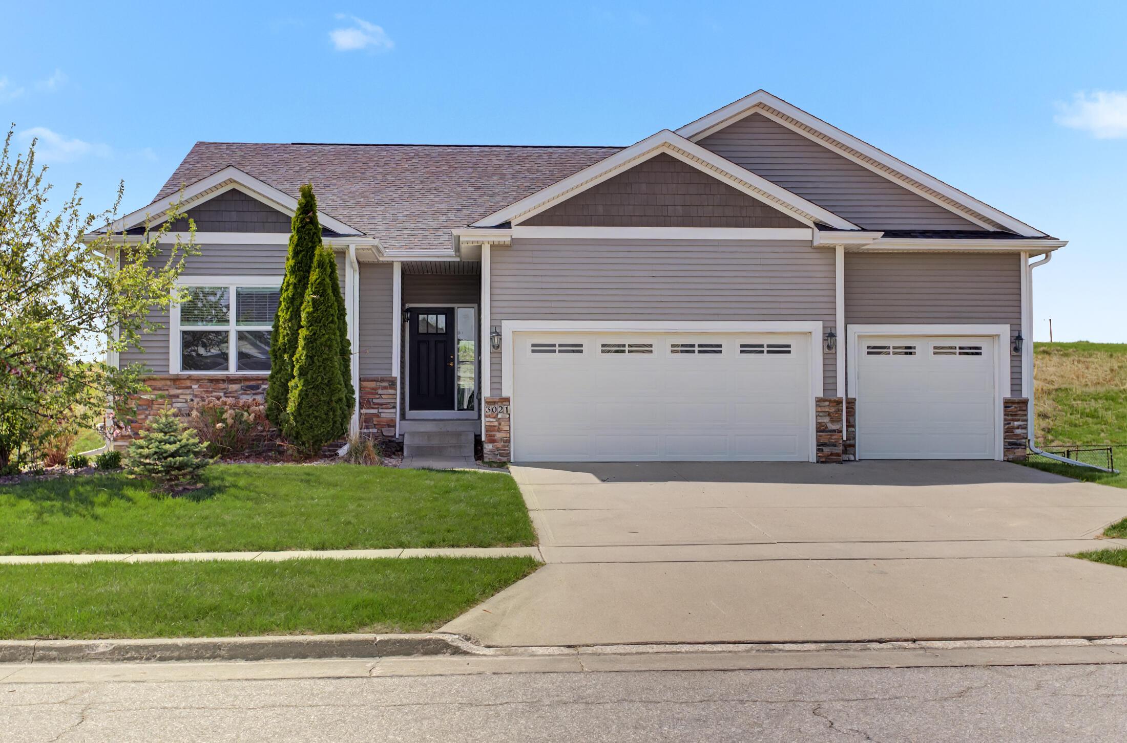 Beautifully crafted 1-story walk-out home in the highly desirable Sout – image 1