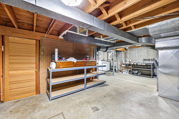 Welcome to this beautiful home that’s gleaming with pride and perfecti – image 52