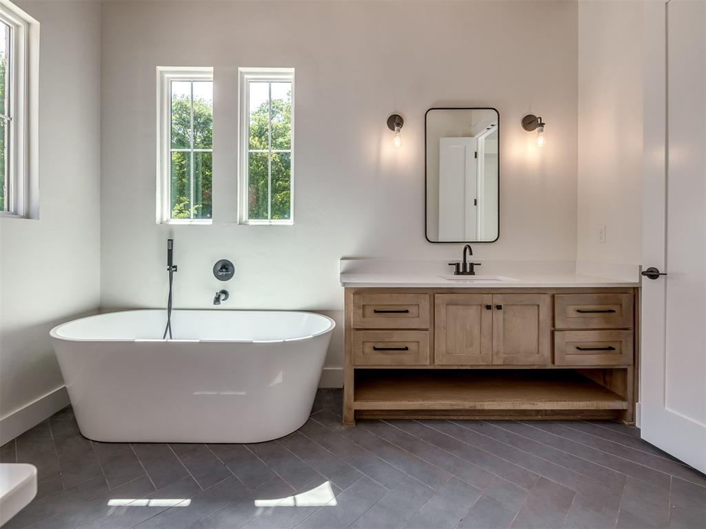 Amid the wooded charm of Arcadia, 12925 Broken Arrow offers a perfect – image 20