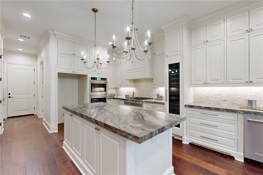 Elegant and refined new construction home located in the esteemed Mira – image 5