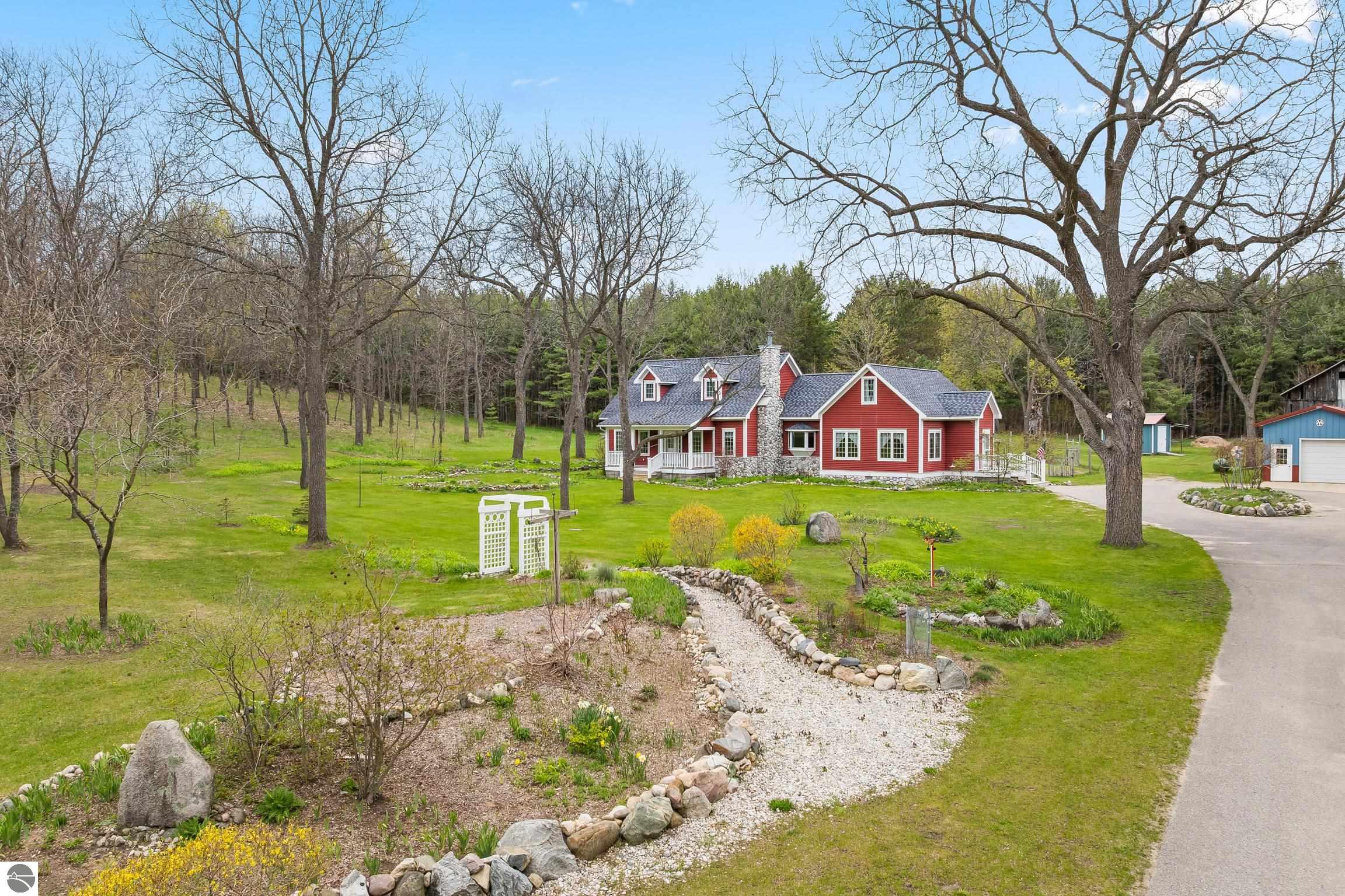This 3-bedroom, 2.5-bath farmhouse offers a property designed for coun – image 5