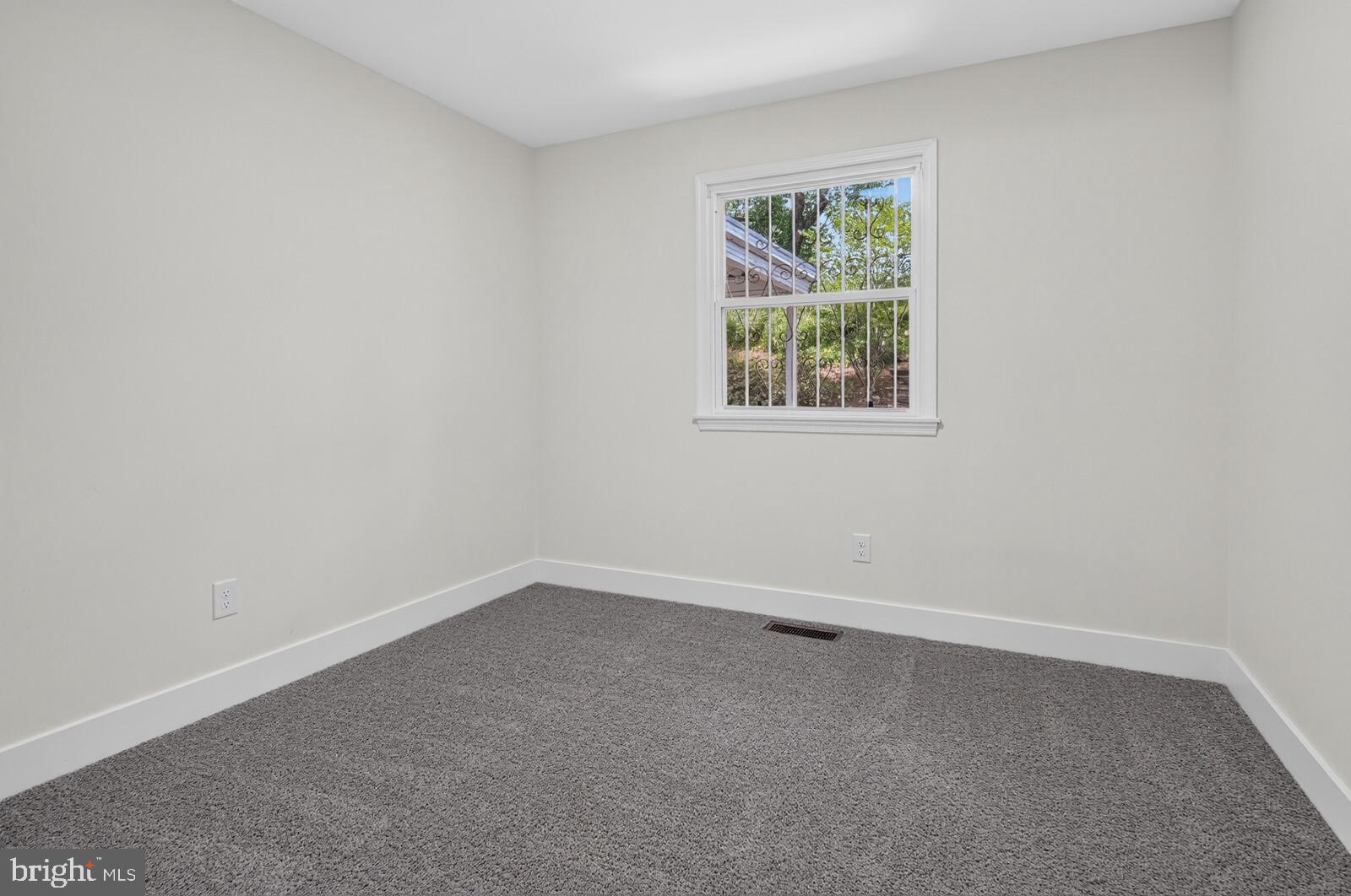 Beautifully Renovated Single-Family Home in Sought-After Kettering – 5 – image 25