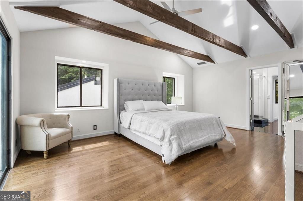 Gracious proportions and well-defined living spaces offer the perfect – image 49