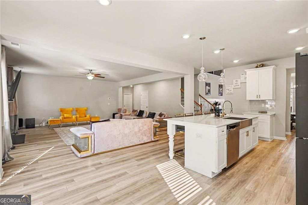 Beautiful home in the sought after Calcutta community! This spacious R – image 8