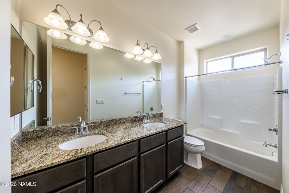 Mountain views, dual primary suites, and Flagstaff living at its fines – image 38
