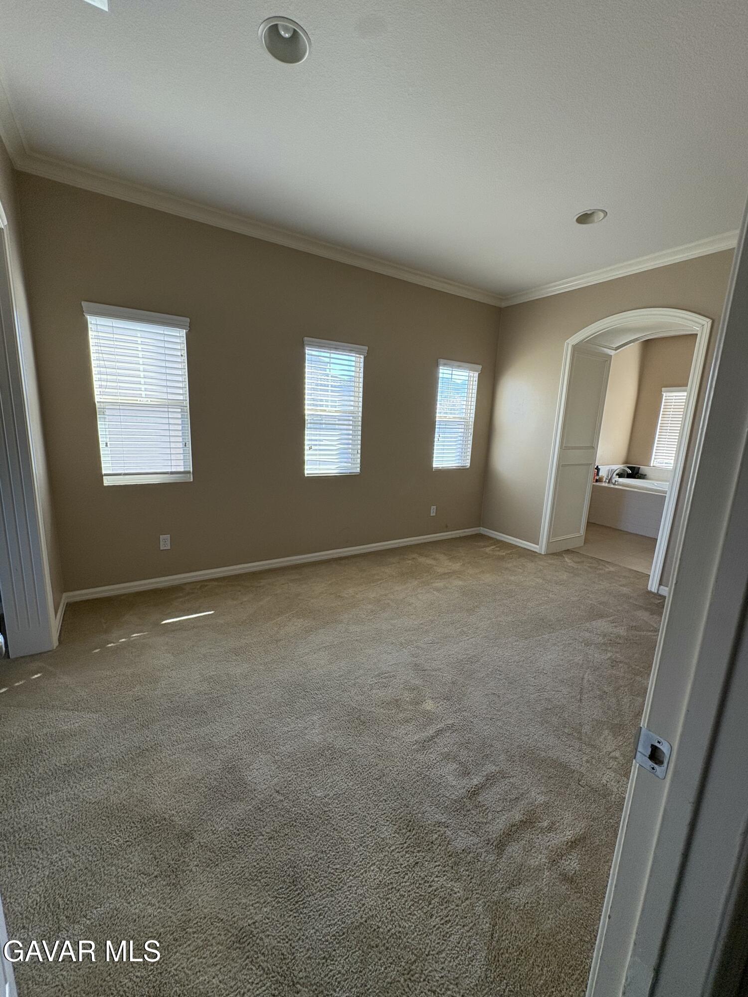 Stunning 5-bedroom, 4-bathroom, 2-story single-family home in the high – image 38