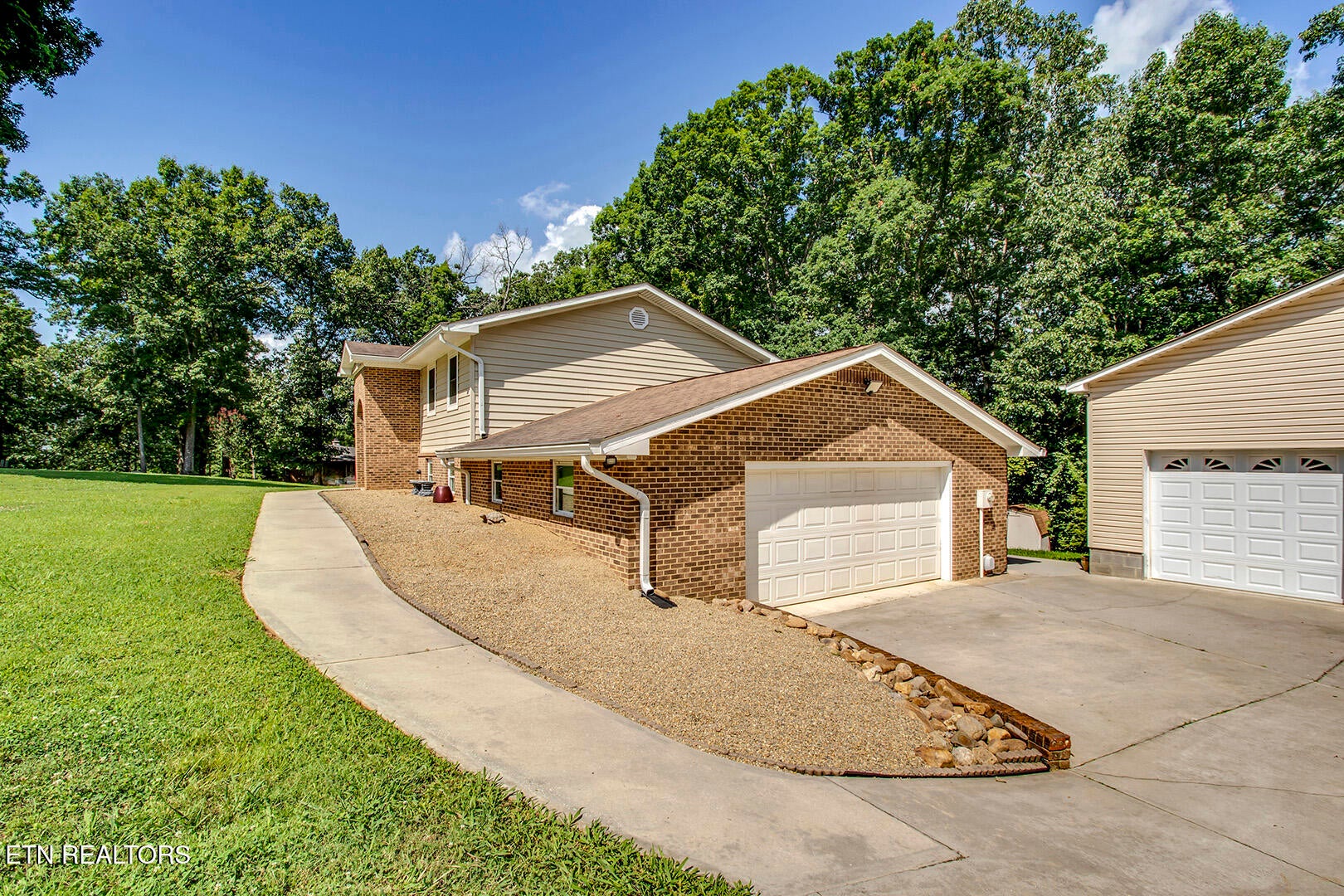 Are you looking for a wonderful home in a desired subdivision in a gre – image 4