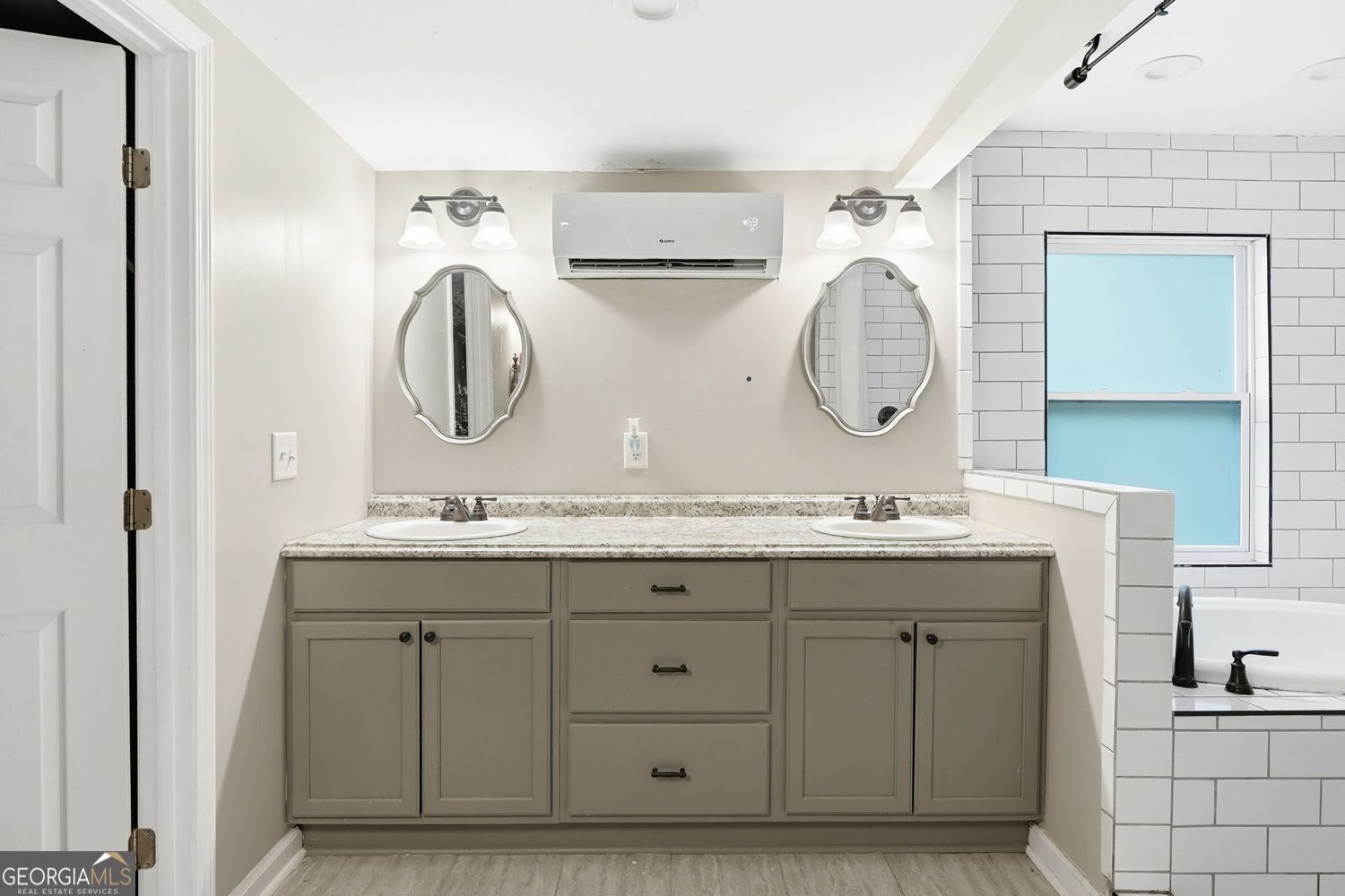 Escape to the perfect blend of privacy, functionality, and North Georg – image 22