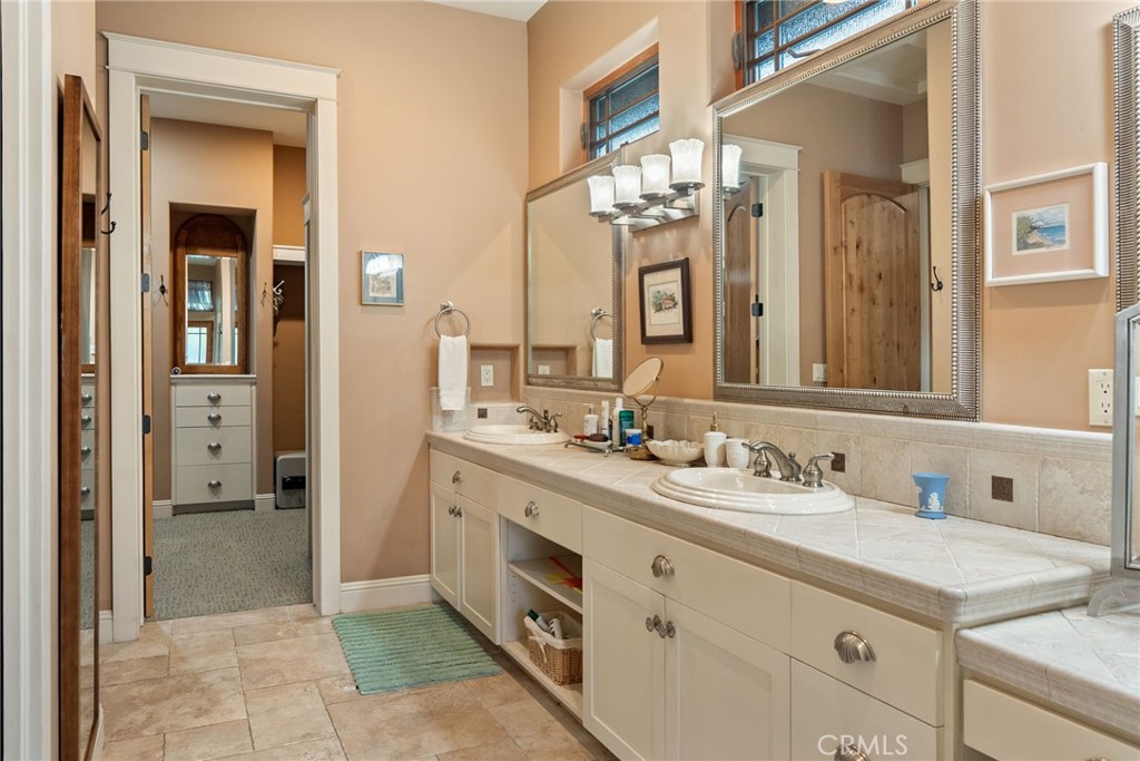 Located on the desirable West Side of Paso Robles, this custom-built 2 – image 24