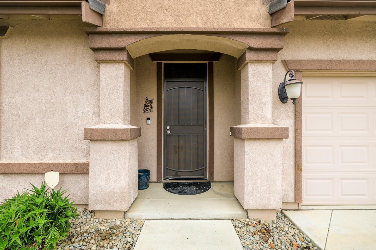 Located in a highly desirable neighborhood, this well-maintained home – image 4